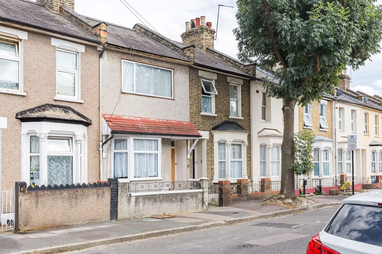 2 bed flat to rent — 41 Tavistock Road, London