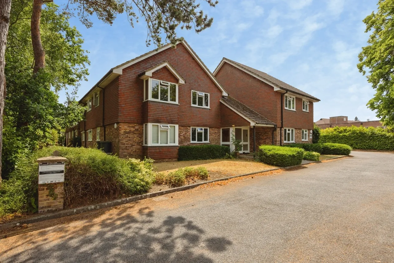 2 bed flat for sale, Trimmers Field, Farnham, GU9