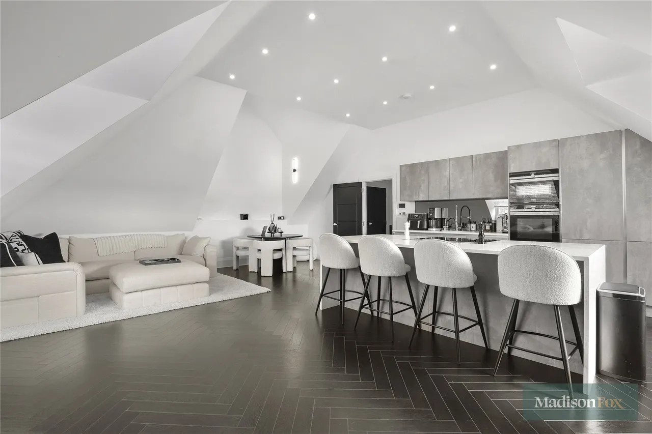 Manor Road, Chigwell, IG7, photo 2
