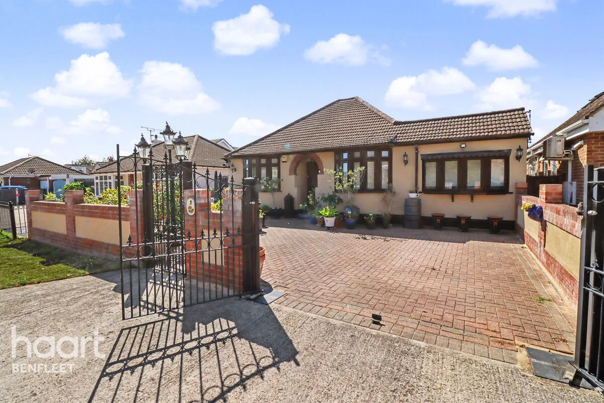 4 bed house for sale, Hawthorn Road, Canvey Island, SS8