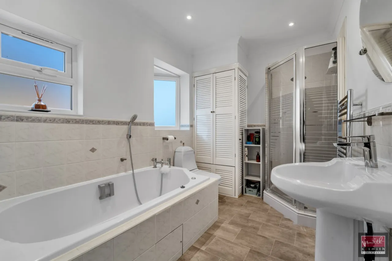 Meadway, Ashford, TW15, photo 8