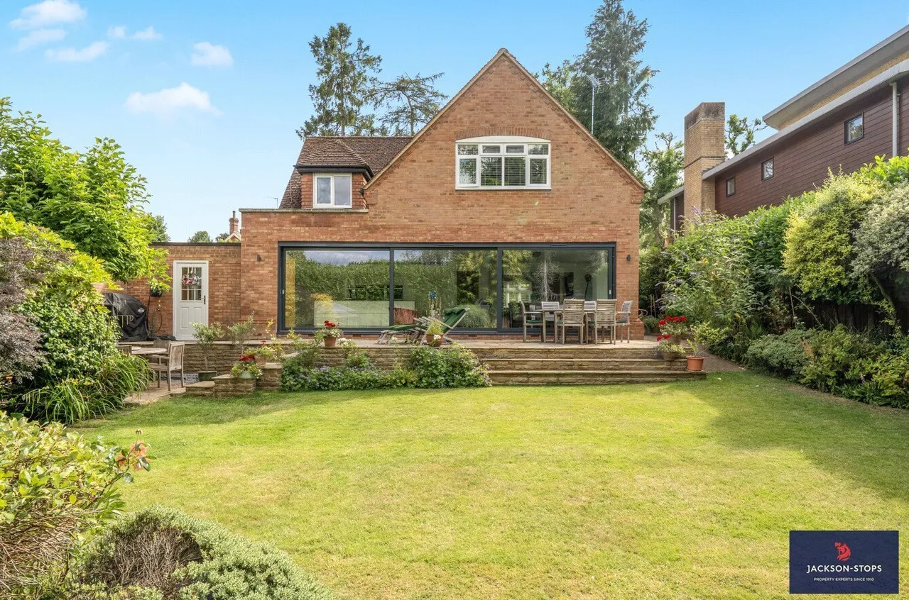 4 bed property for sale, Mentone Avenue, Aspley Guise, MK17