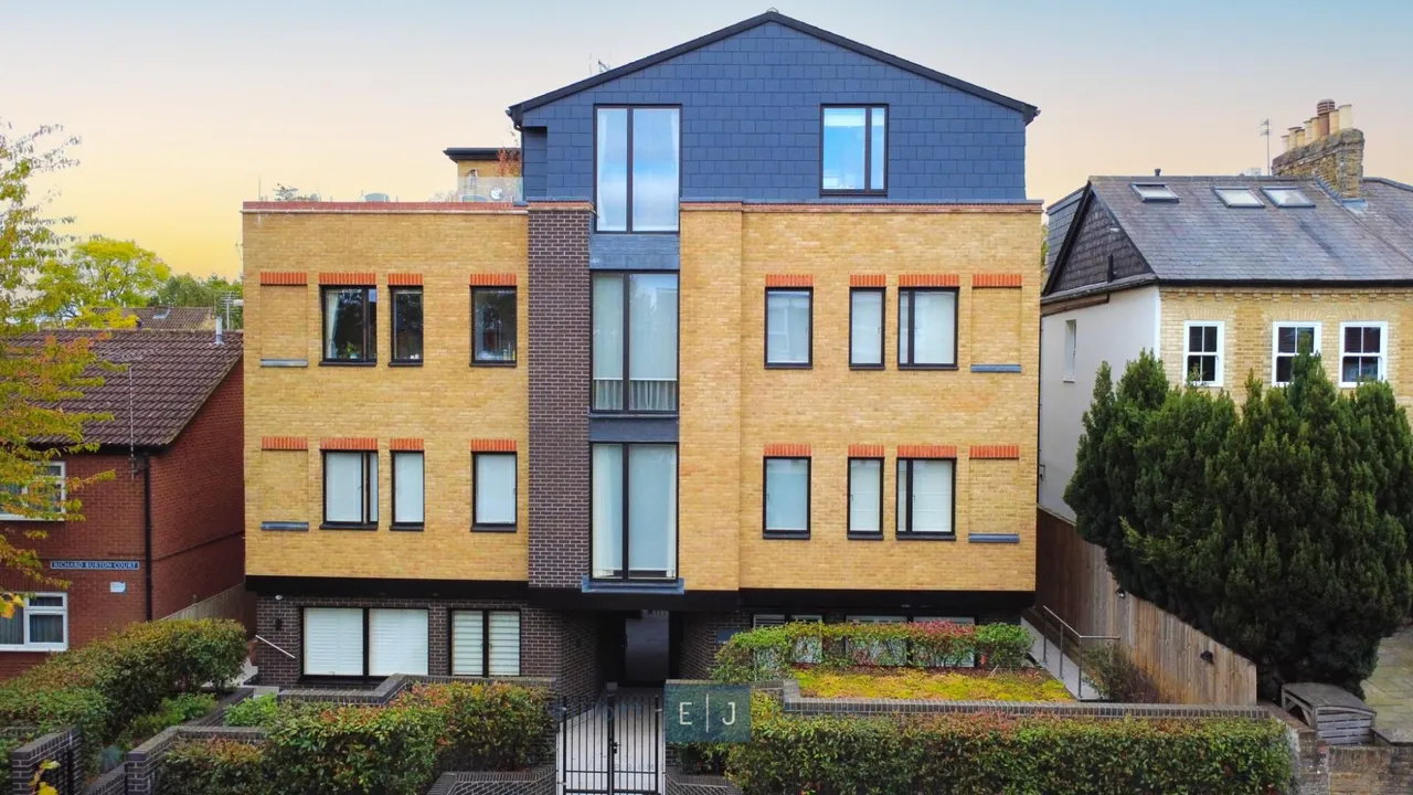 2 bed flat to rent — Palmerston Road, Buckhurst Hill