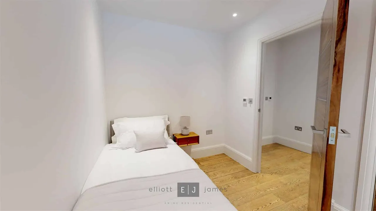 Palmerston Road, Buckhurst Hill, photo 4