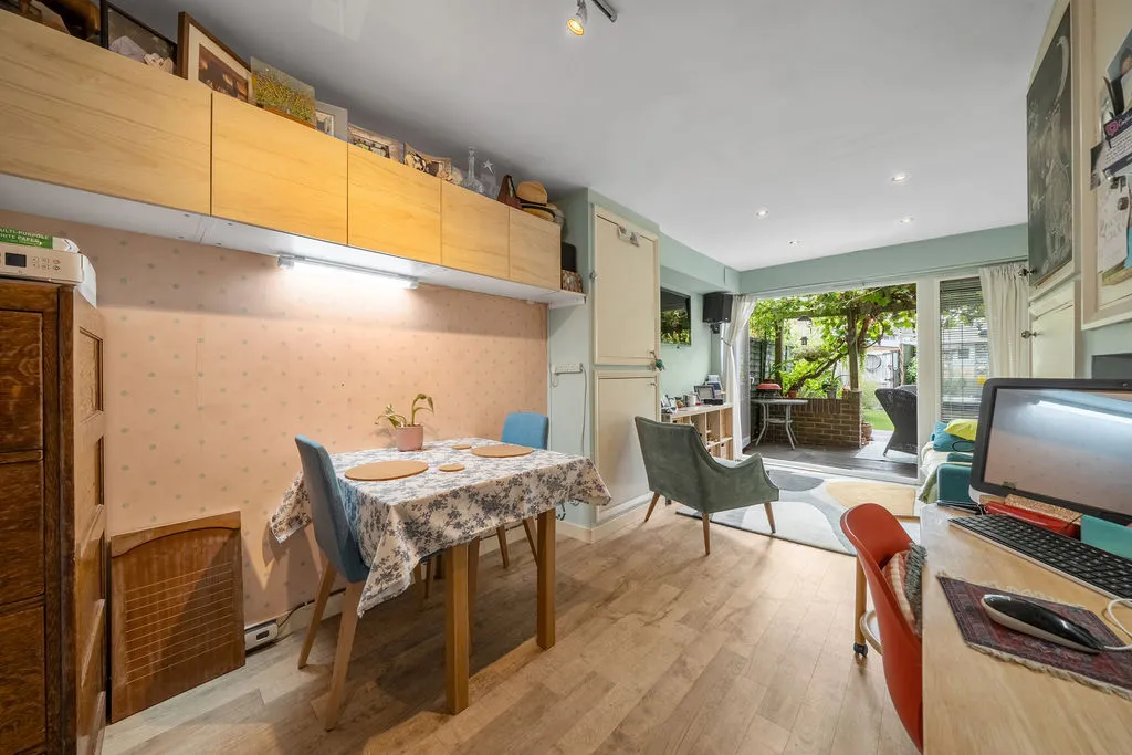Buckingham Avenue, West Molesey KT8 1TG, photo 10