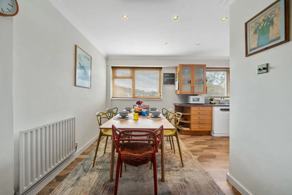 Buckingham Avenue, West Molesey KT8 1TG, photo 7