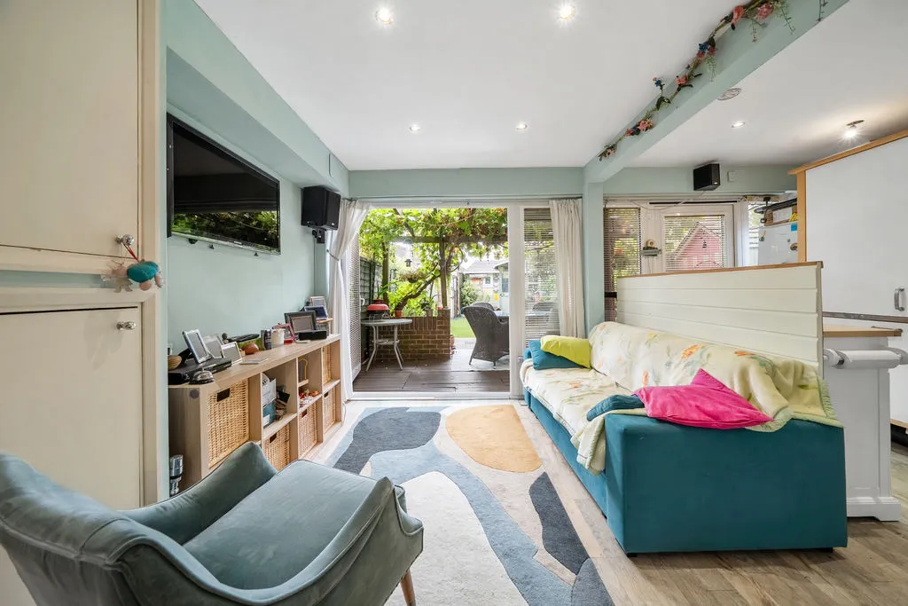 Buckingham Avenue, West Molesey KT8 1TG, photo 9