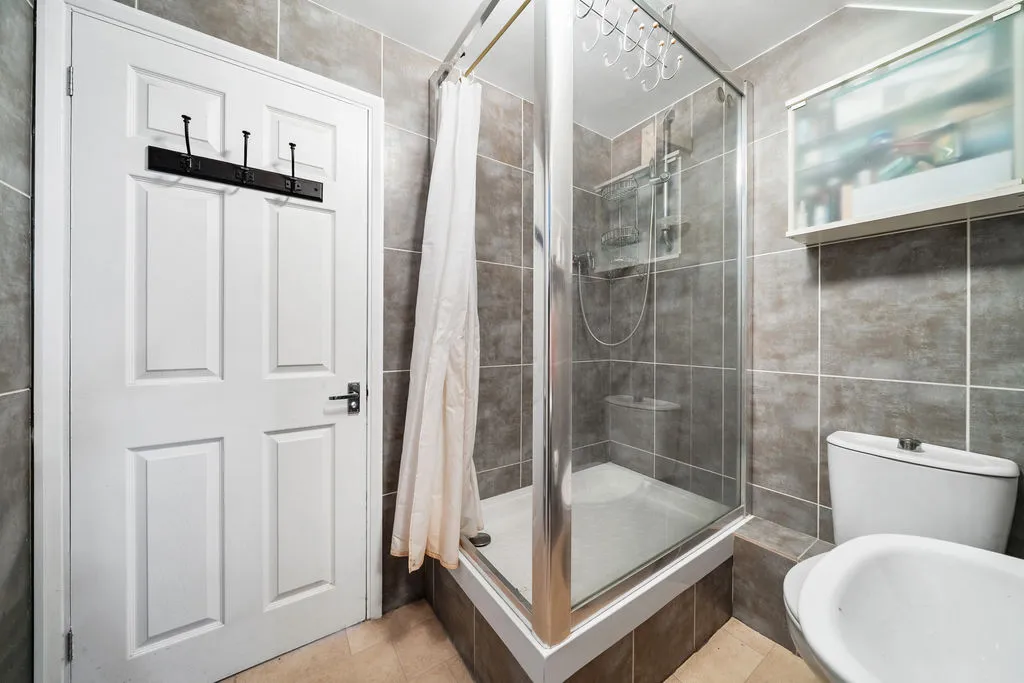 Buckingham Avenue, West Molesey KT8 1TG, photo 15