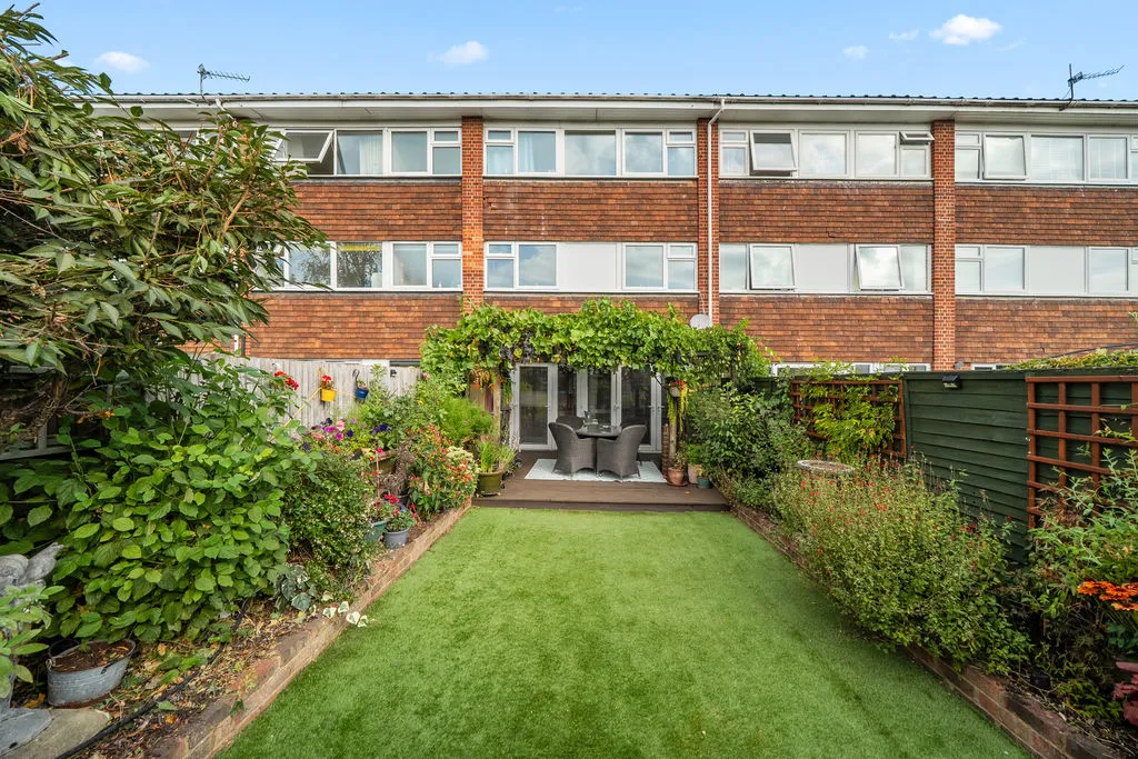 Buckingham Avenue, West Molesey KT8 1TG, photo 3