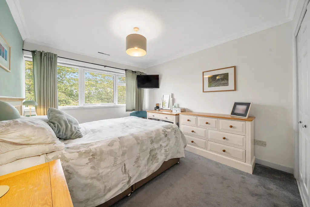 Buckingham Avenue, West Molesey KT8 1TG, photo 11