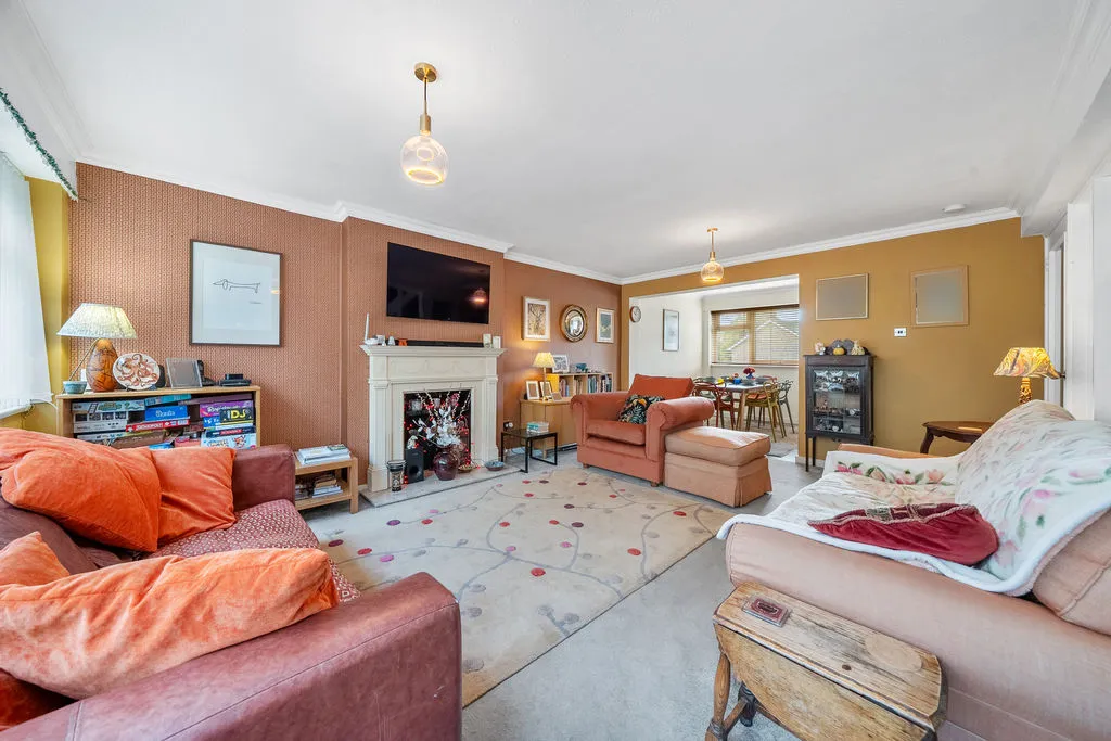 Buckingham Avenue, West Molesey KT8 1TG, photo 5