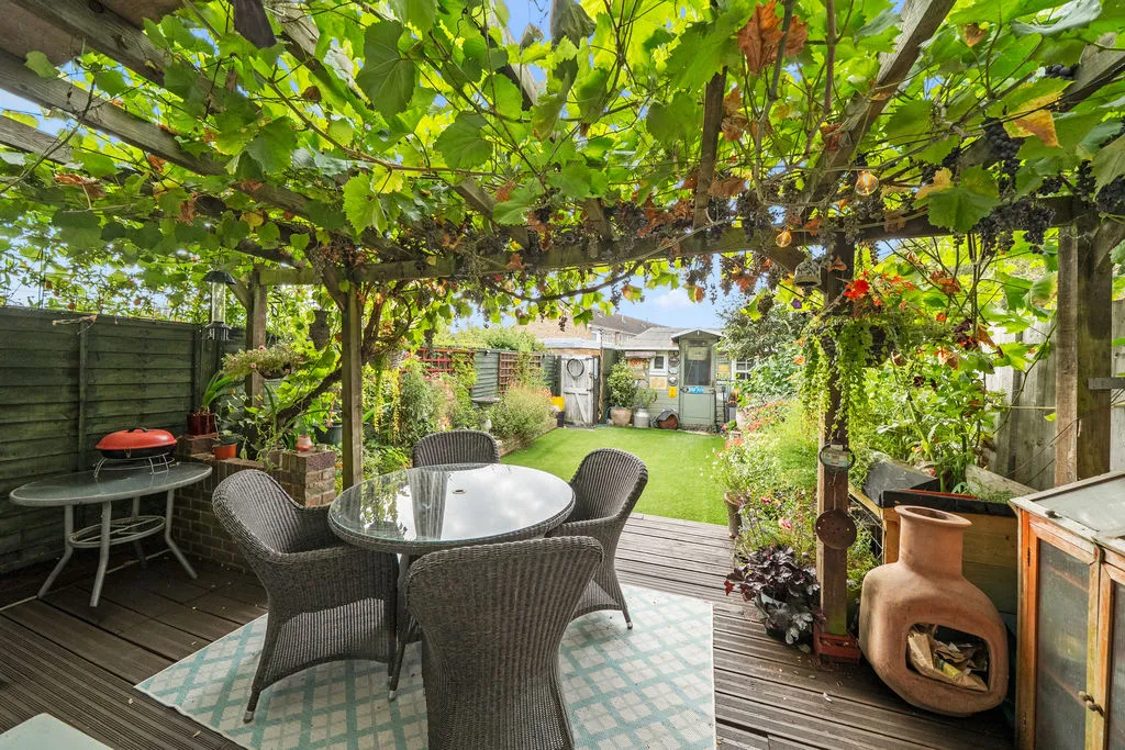 Buckingham Avenue, West Molesey KT8 1TG, photo 2
