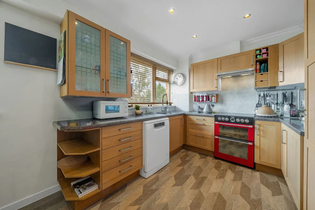 Buckingham Avenue, West Molesey KT8 1TG, photo 6