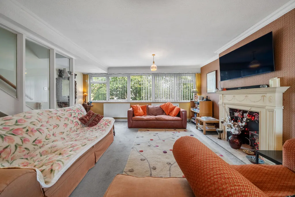 Buckingham Avenue, West Molesey KT8 1TG, photo 4