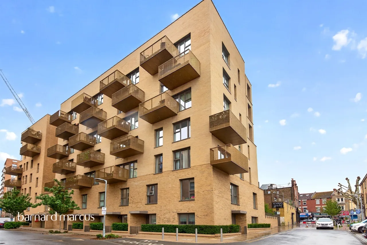 3 bed flat for sale — Sorrel Mead, London