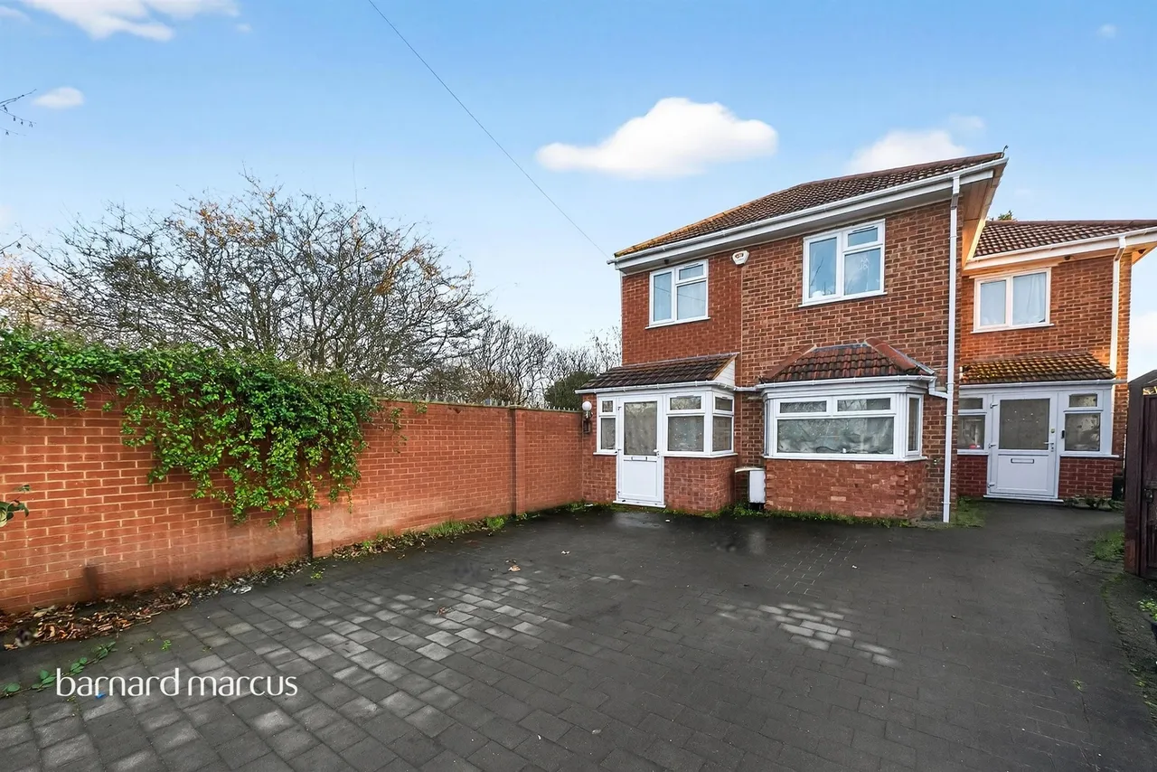 6 bed house for sale — Hereford Road, Feltham
