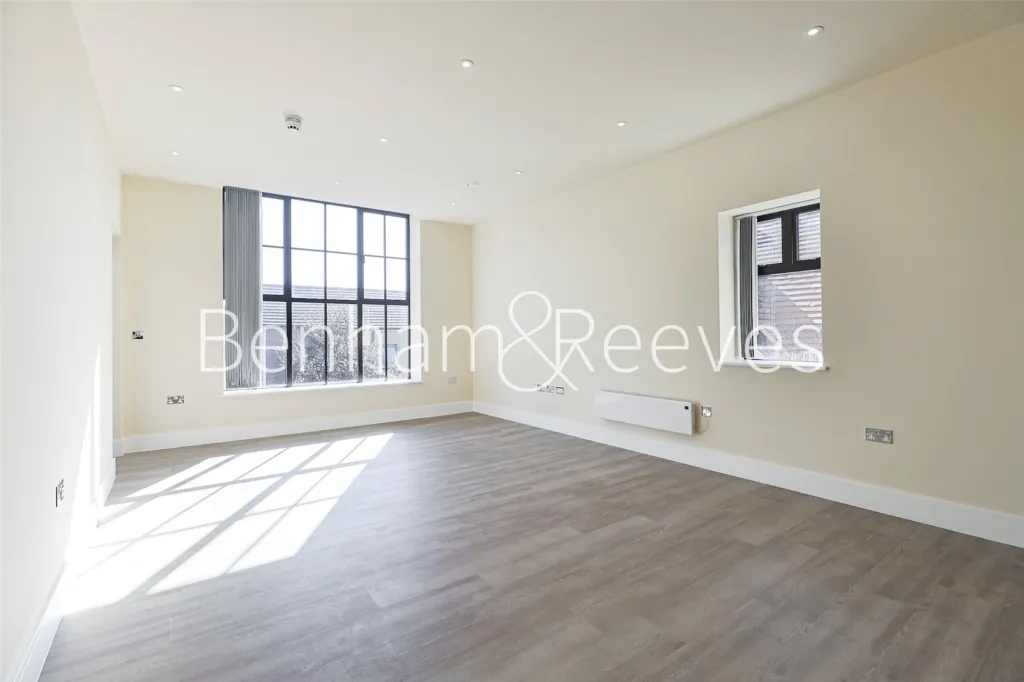 3 bed flat to rent, Carlyle Road, Ealing, W5