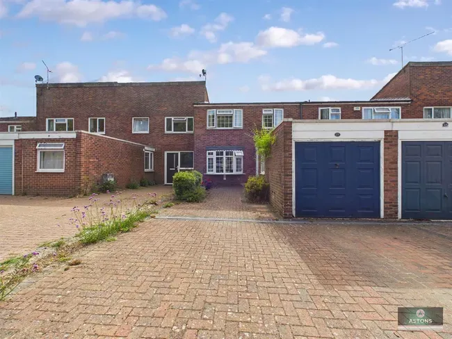 3 bed house for sale — Colonsay Road, Crawley