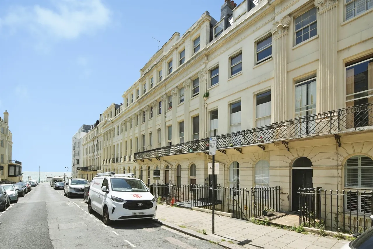 1 bed flat for sale — Oriental Place, Brighton