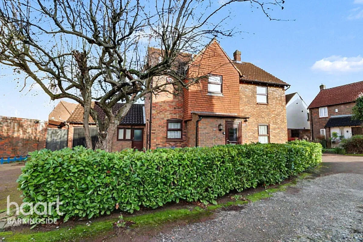 4 bed house for sale, Peel Place, Clayhall, IG5