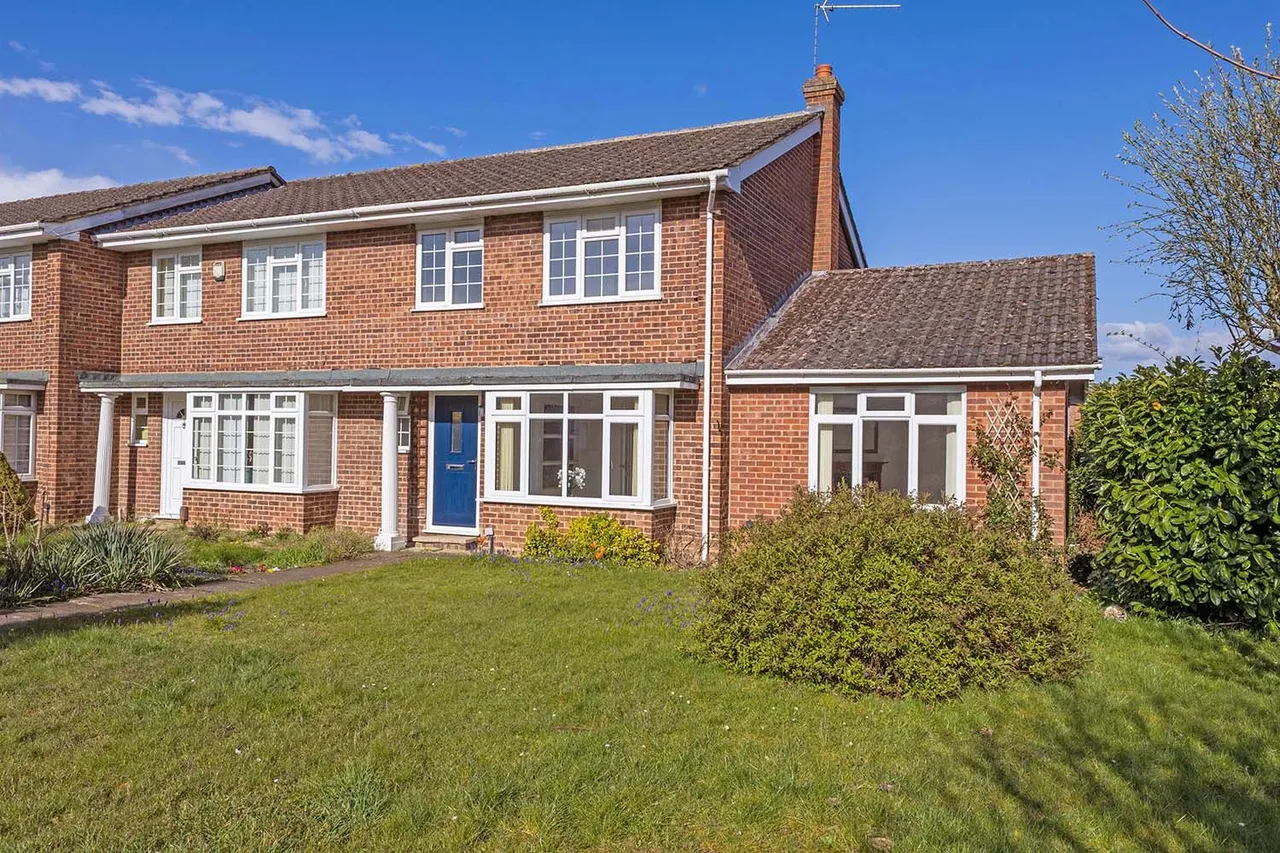 4 bed house for sale — Lyneham Gardens, Cranbrook Drive, Maidenhead, Berkshire