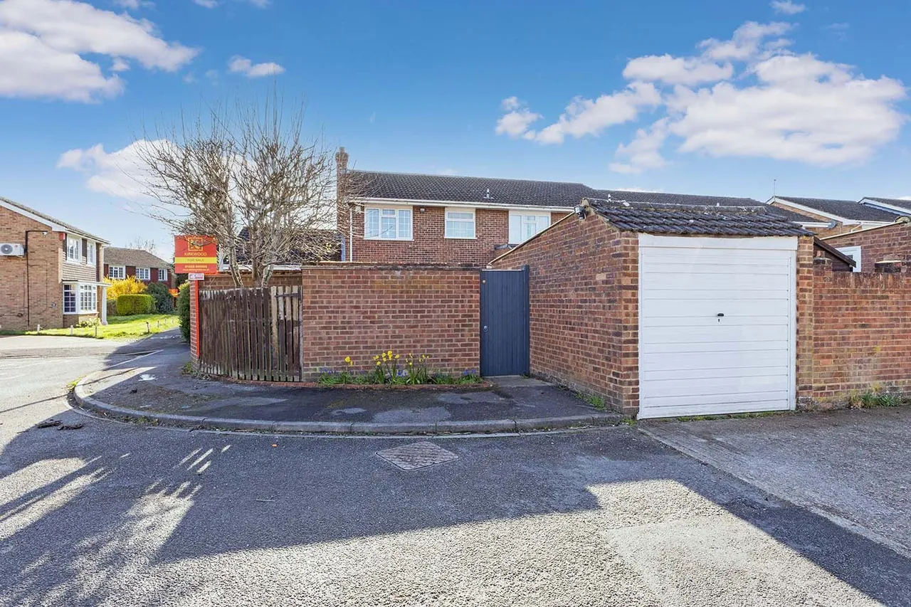 Lyneham Gardens, Cranbrook Drive, Maidenhead, Berkshire, photo 23