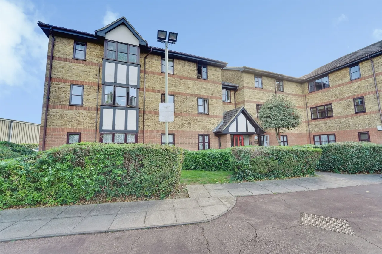 2 bed flat for sale, Redwood Grove, Bedford, MK42