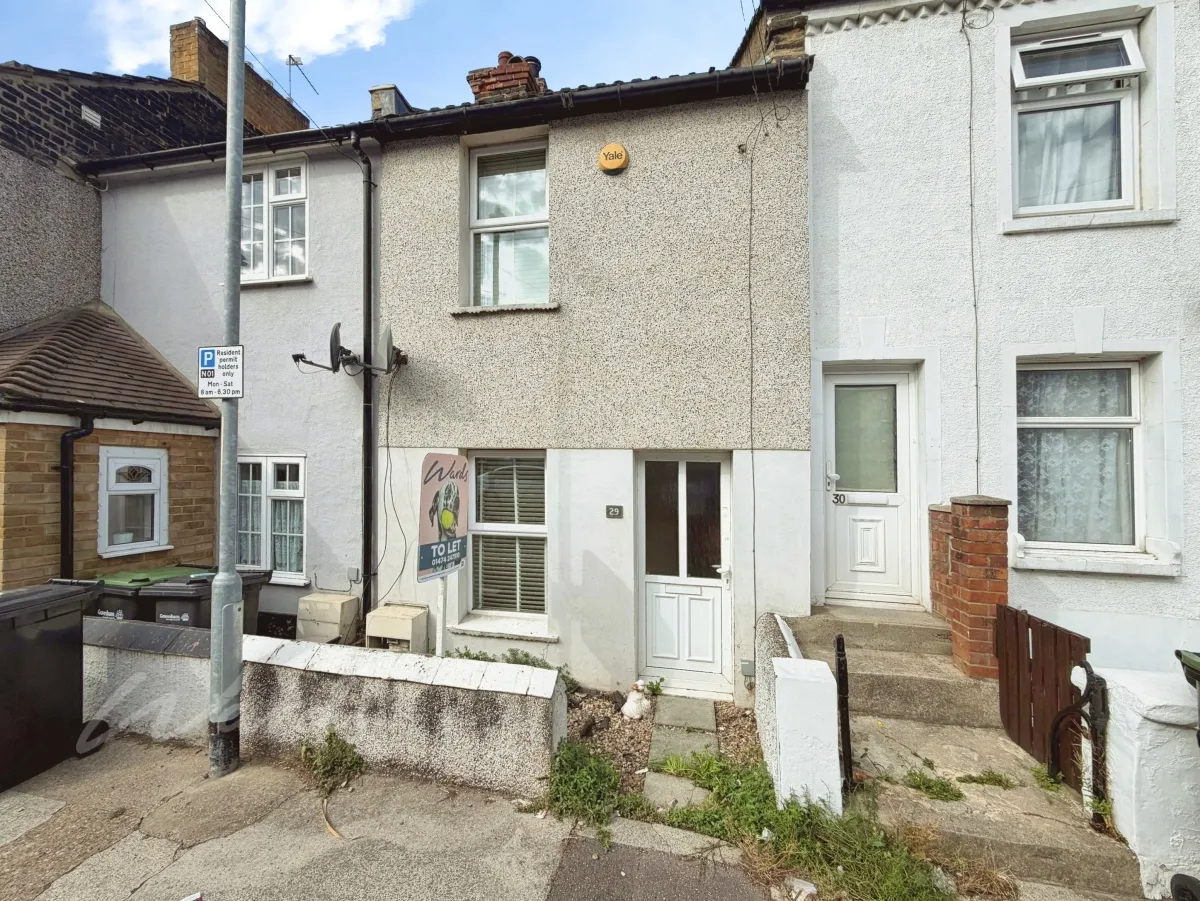 2 bed house to rent, Hamerton Road, Northfleet, DA11