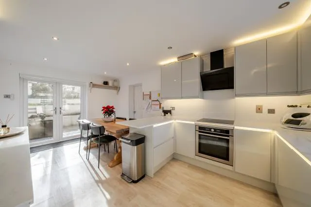 3 bed house for sale, Rapleys Field, Pirbright, GU24