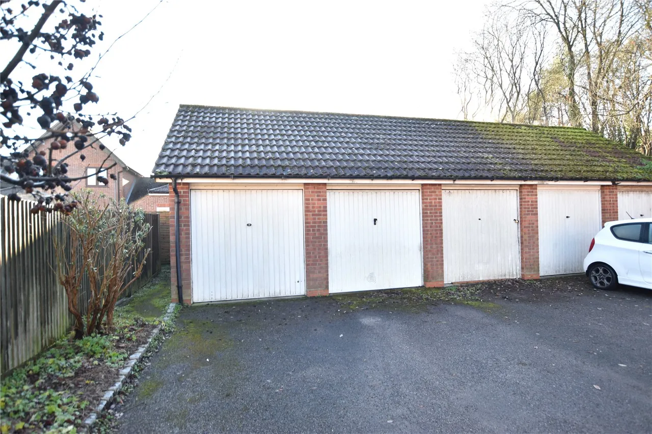 Juniper Road, Farnborough, Hampshire, GU14 9XU, photo 9