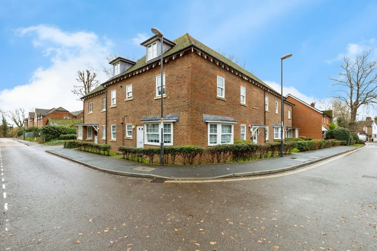 2 bed flat for sale, Oak Road, Crawley, RH11