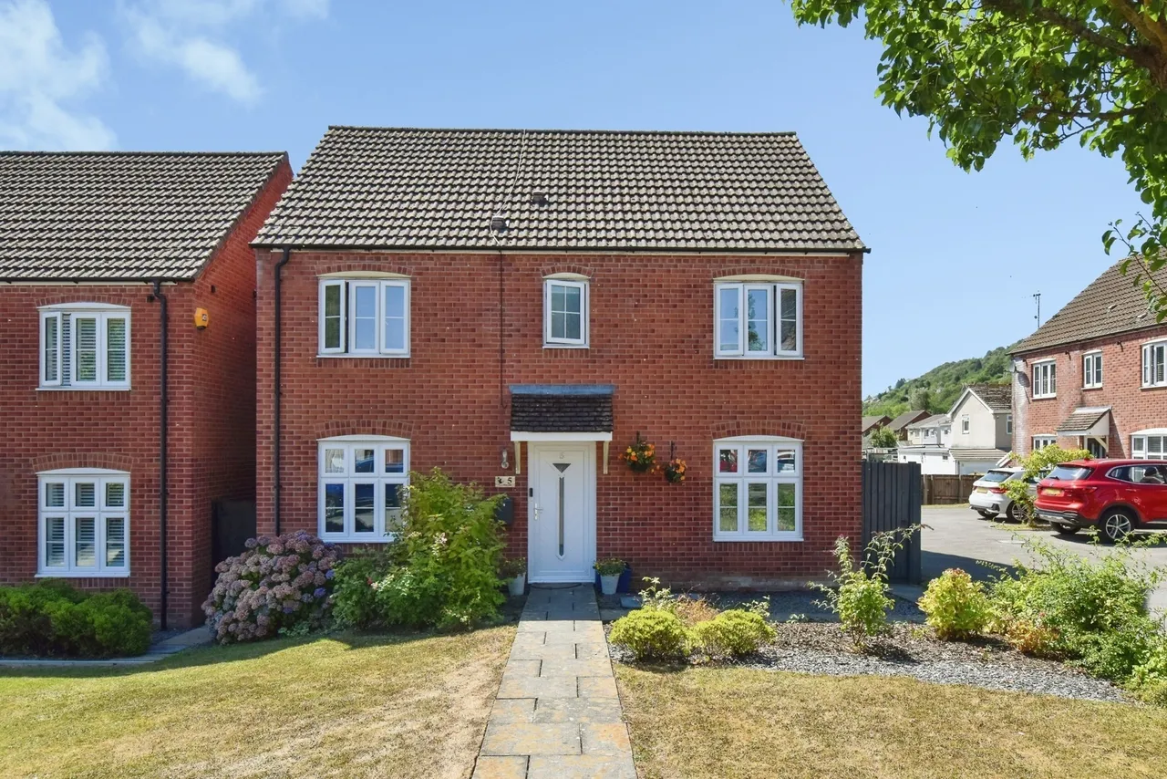 Llys Rhaeadr, Godrergraig, SA9, photo 21
