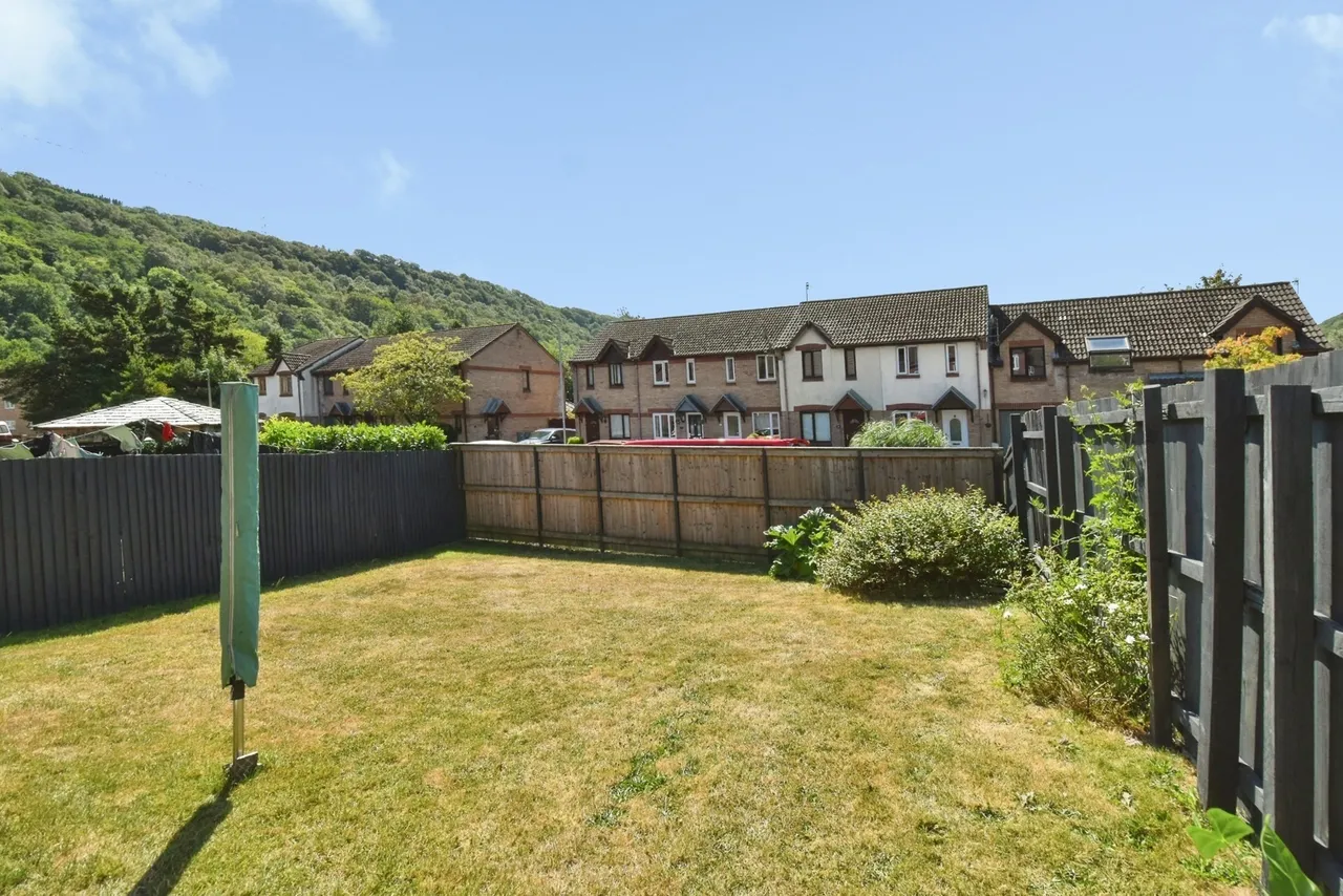 Llys Rhaeadr, Godrergraig, SA9, photo 4