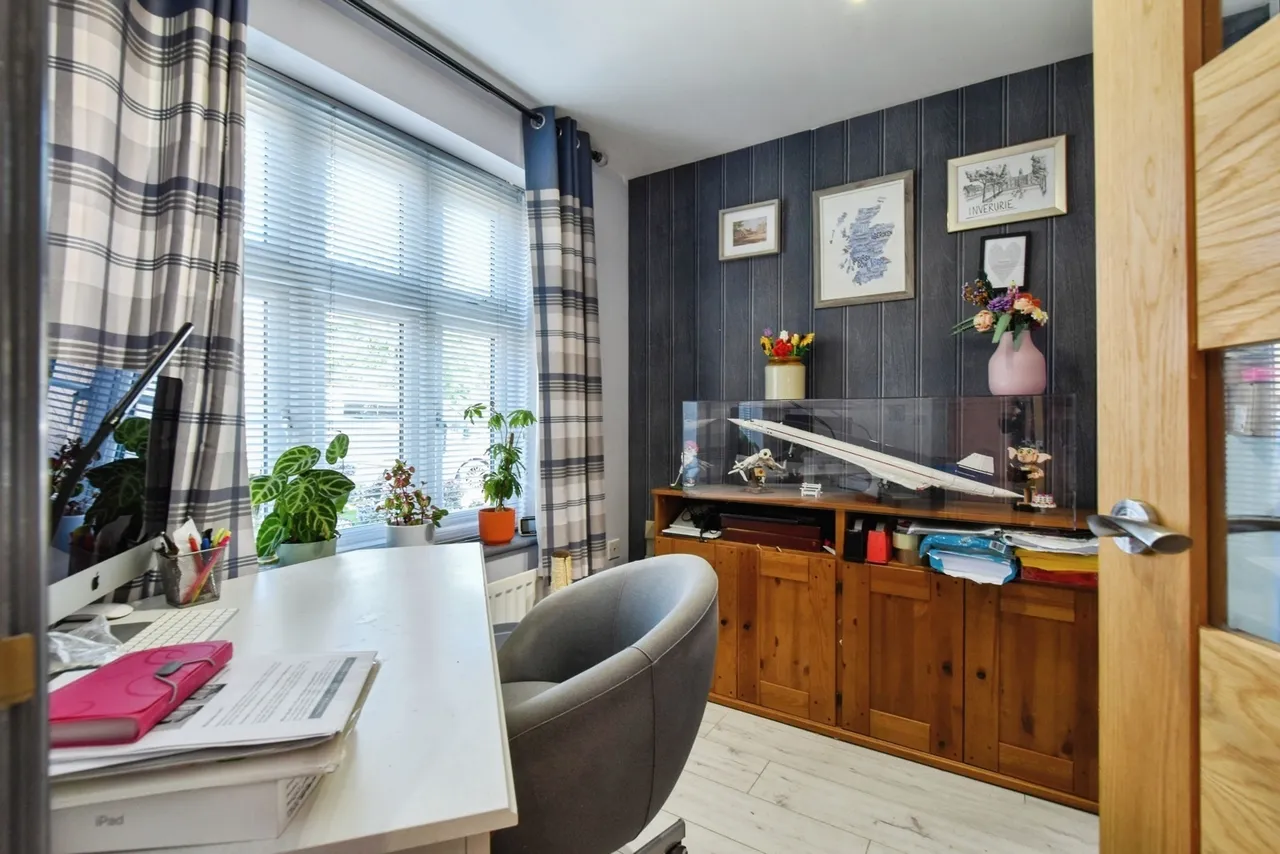 Llys Rhaeadr, Godrergraig, SA9, photo 9