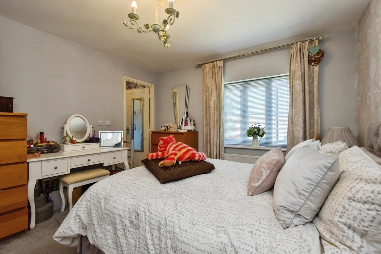 Llys Rhaeadr, Godrergraig, SA9, photo 12