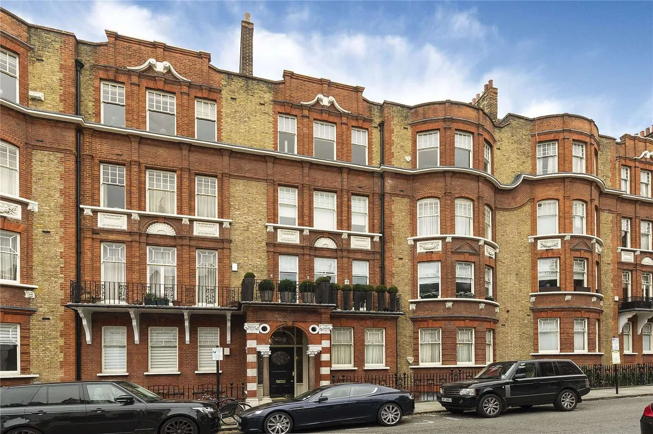 Wynnstay Gardens, London, W8, photo 2