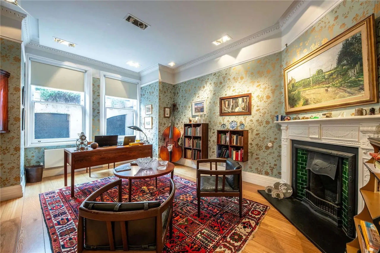 Wynnstay Gardens, London, W8, photo 4