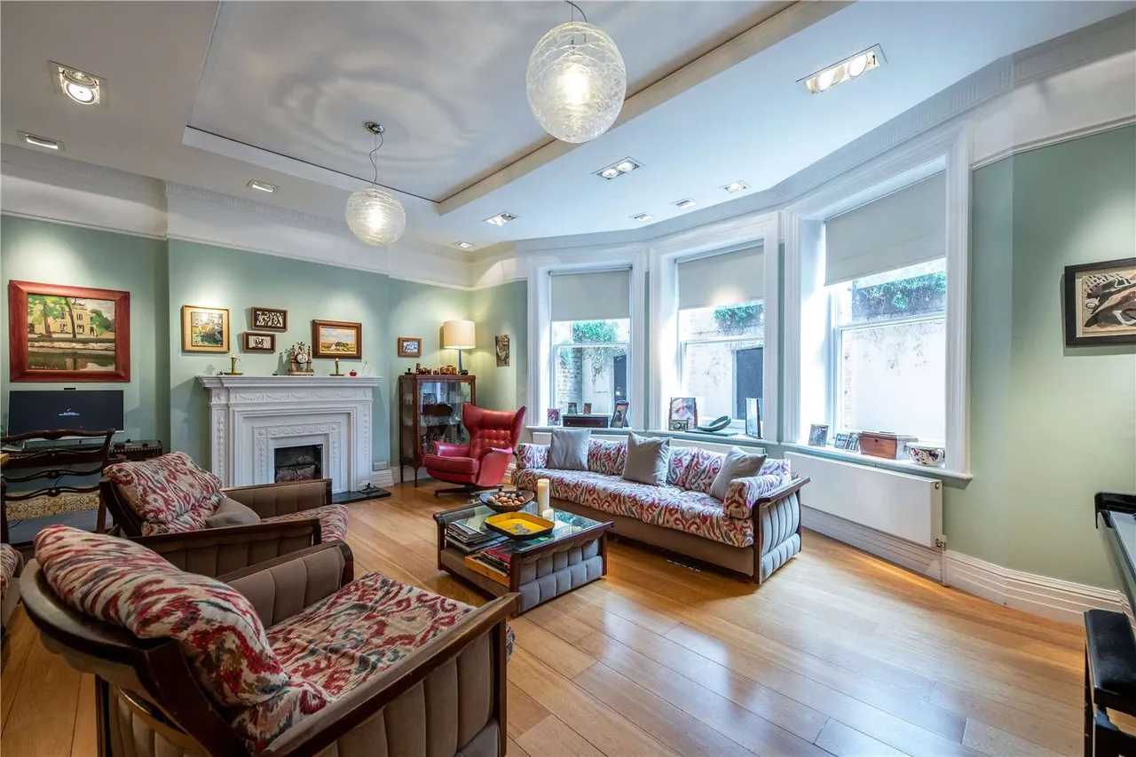 4 bed flat for sale, Wynnstay Gardens, London, W8