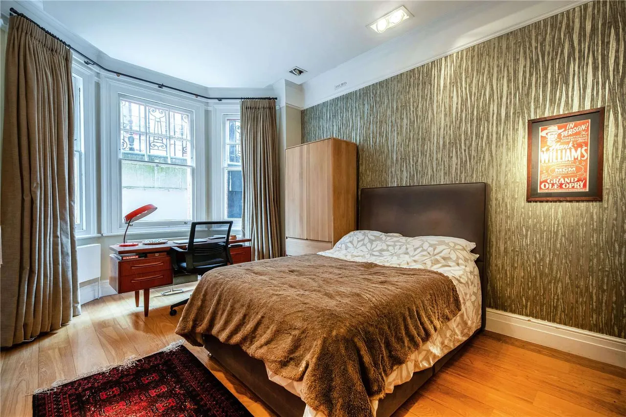 Wynnstay Gardens, London, W8, photo 7
