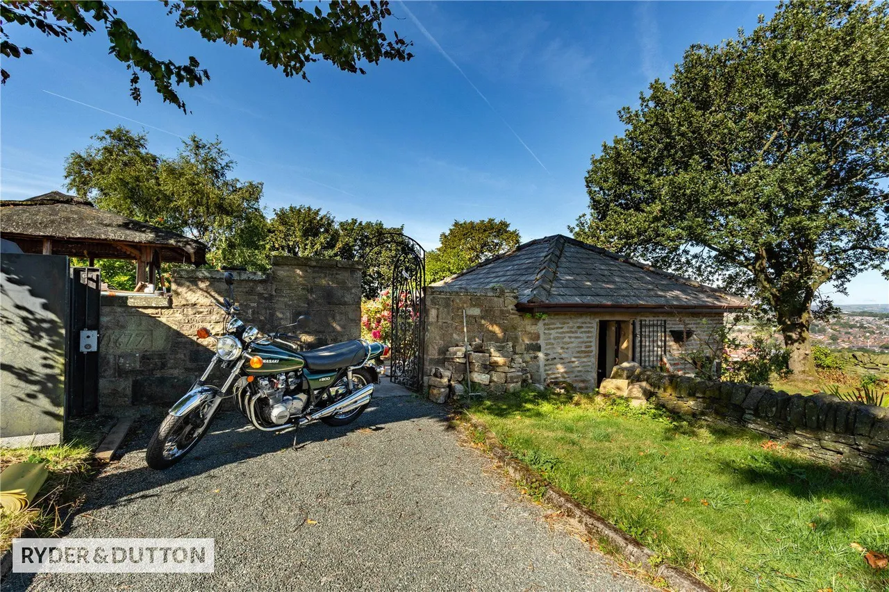 Grains Road, Shaw, OL2, photo 2