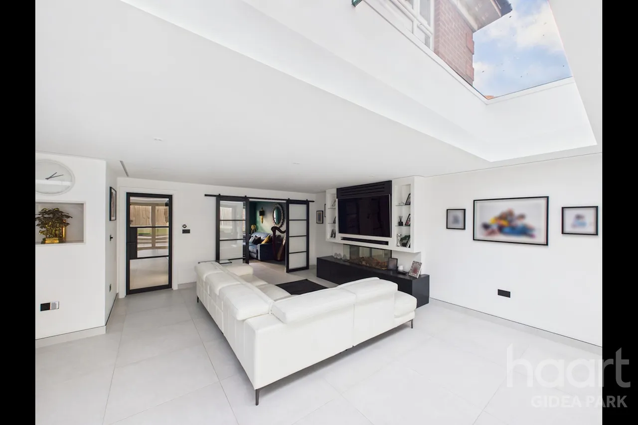 Dickens Way, Romford, RM1, photo 11