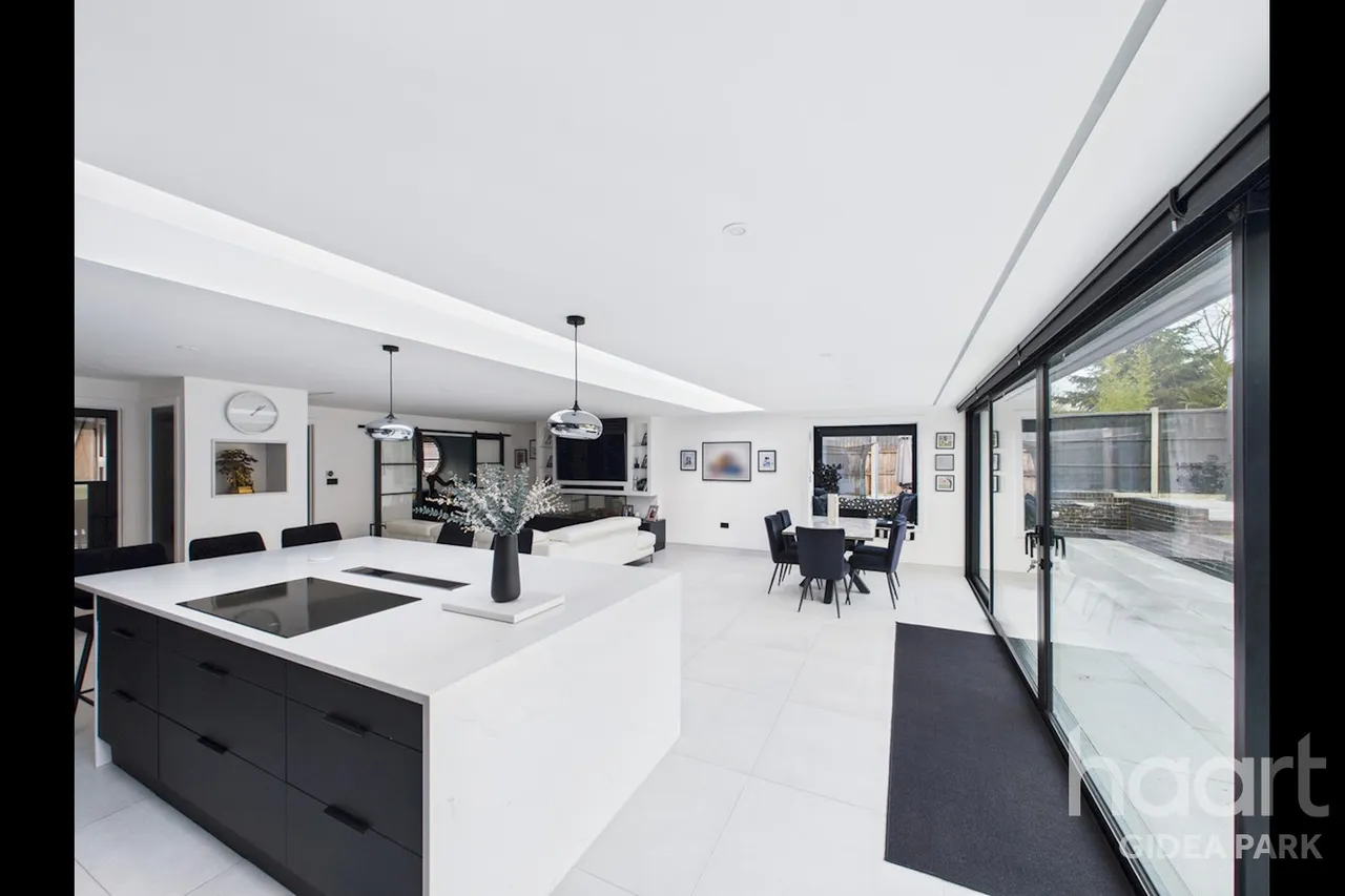 5 bed house for sale, Dickens Way, Romford, RM1