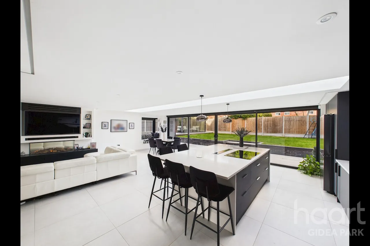Dickens Way, Romford, RM1, photo 2