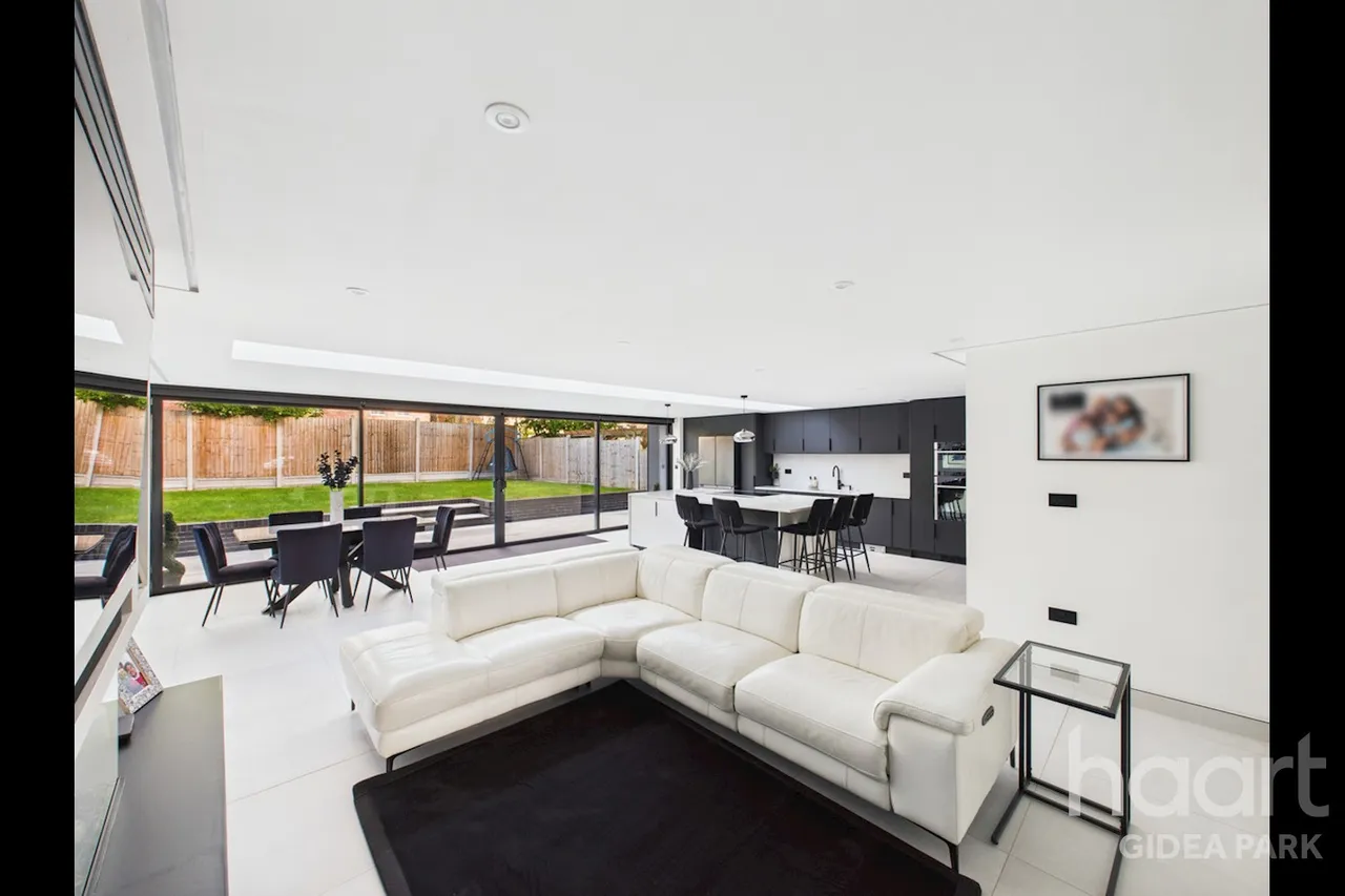 Dickens Way, Romford, RM1, photo 13