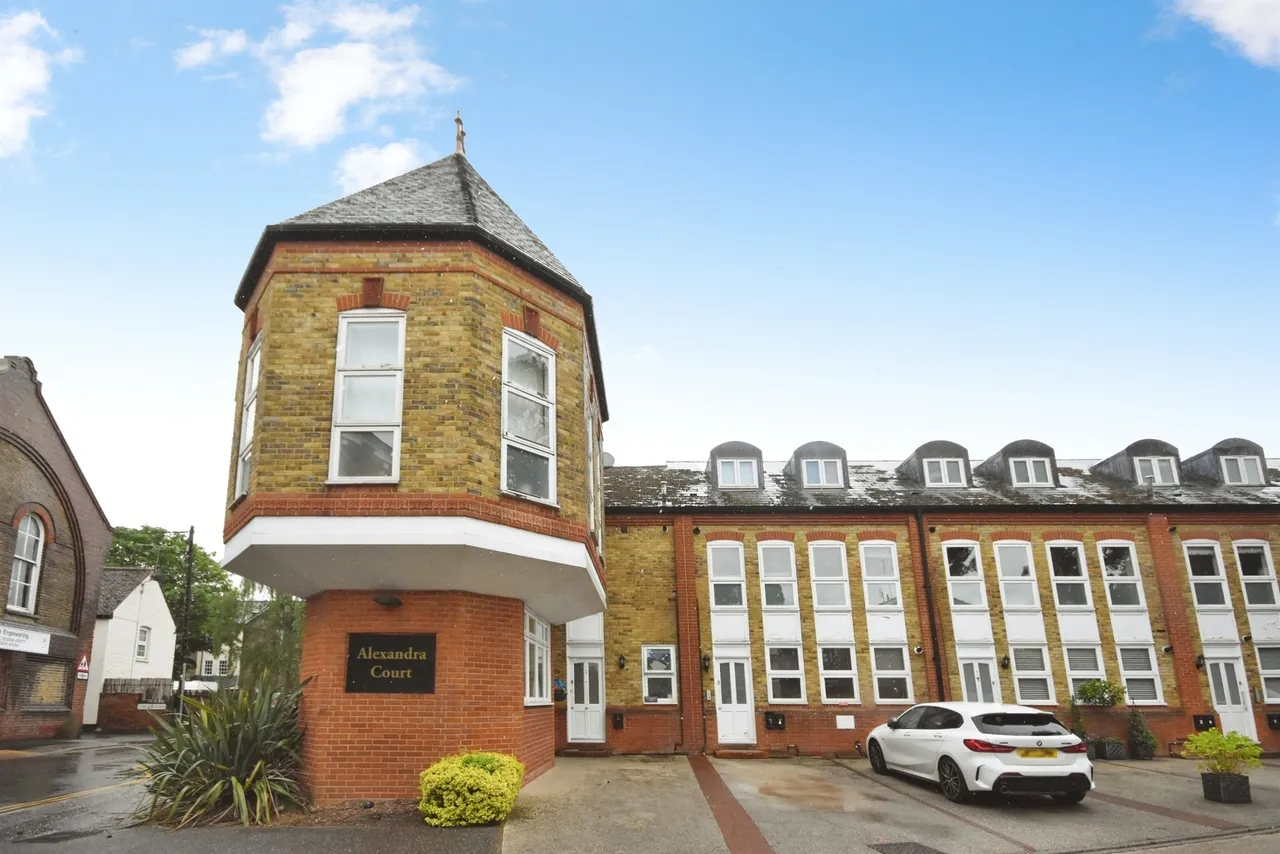2 bed flat for sale — Church Street, Great Baddow, Chelmsford