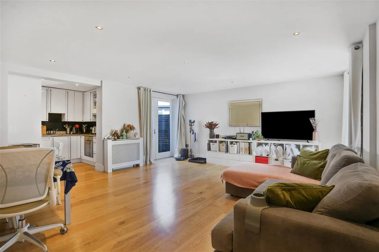 2 bed flat for sale — Caledonian Road, London