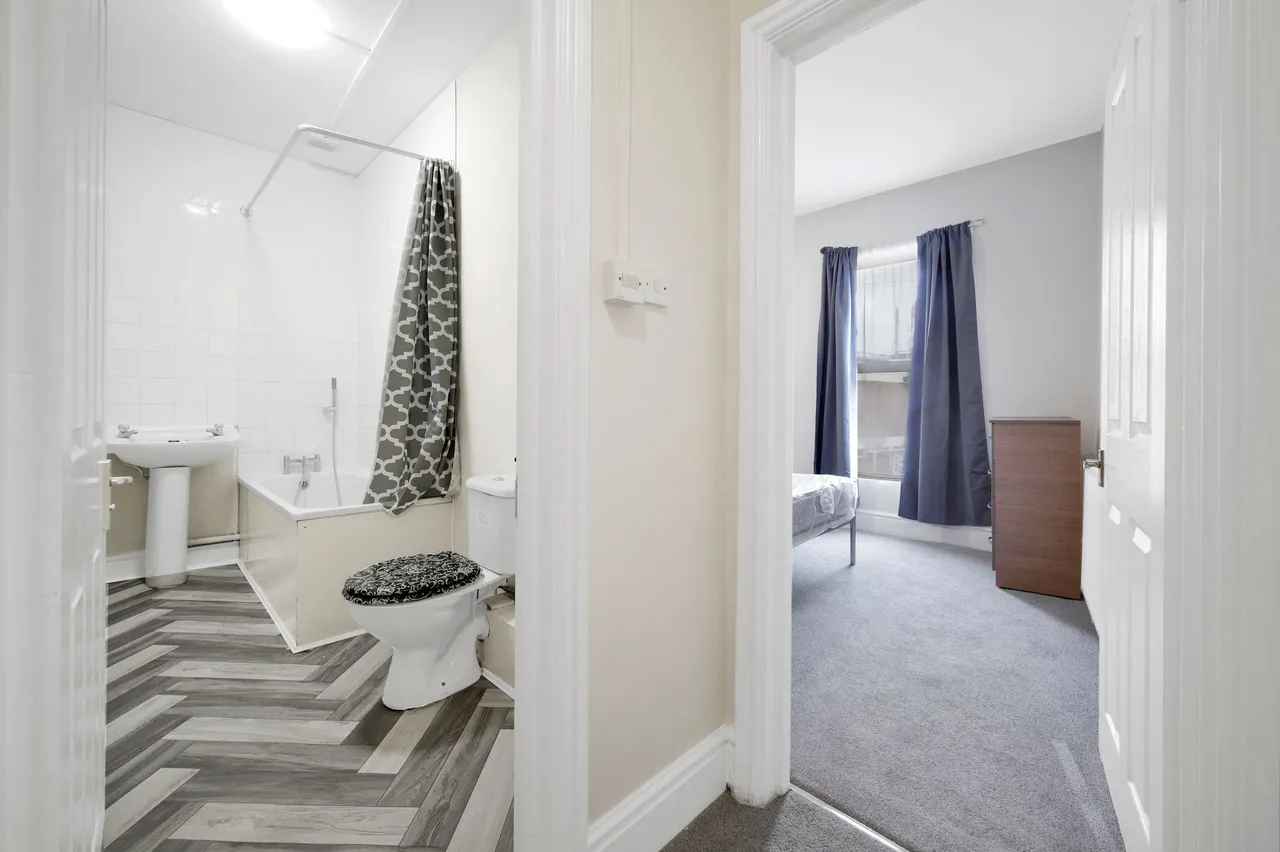 Avenue Road, London, NW10, photo 12