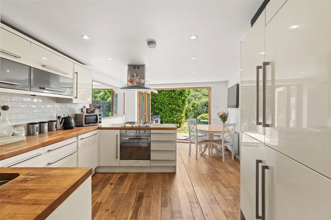 Uxbridge Road, Hampton, TW12 3AD, photo 2