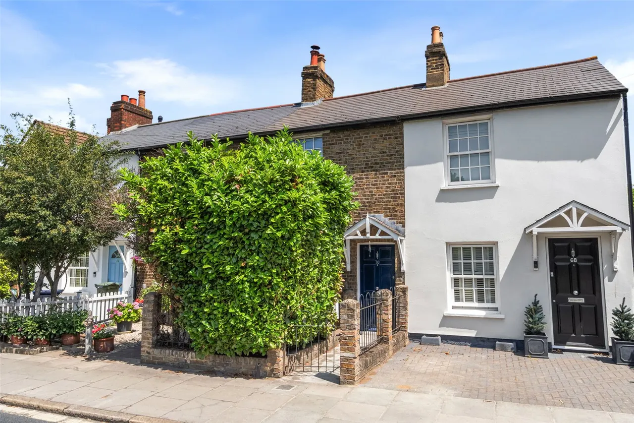 2 bed house for sale — Uxbridge Road, Hampton, TW12 3AD