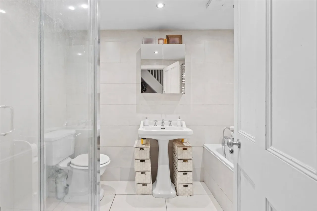 Uxbridge Road, Hampton, TW12 3AD, photo 8